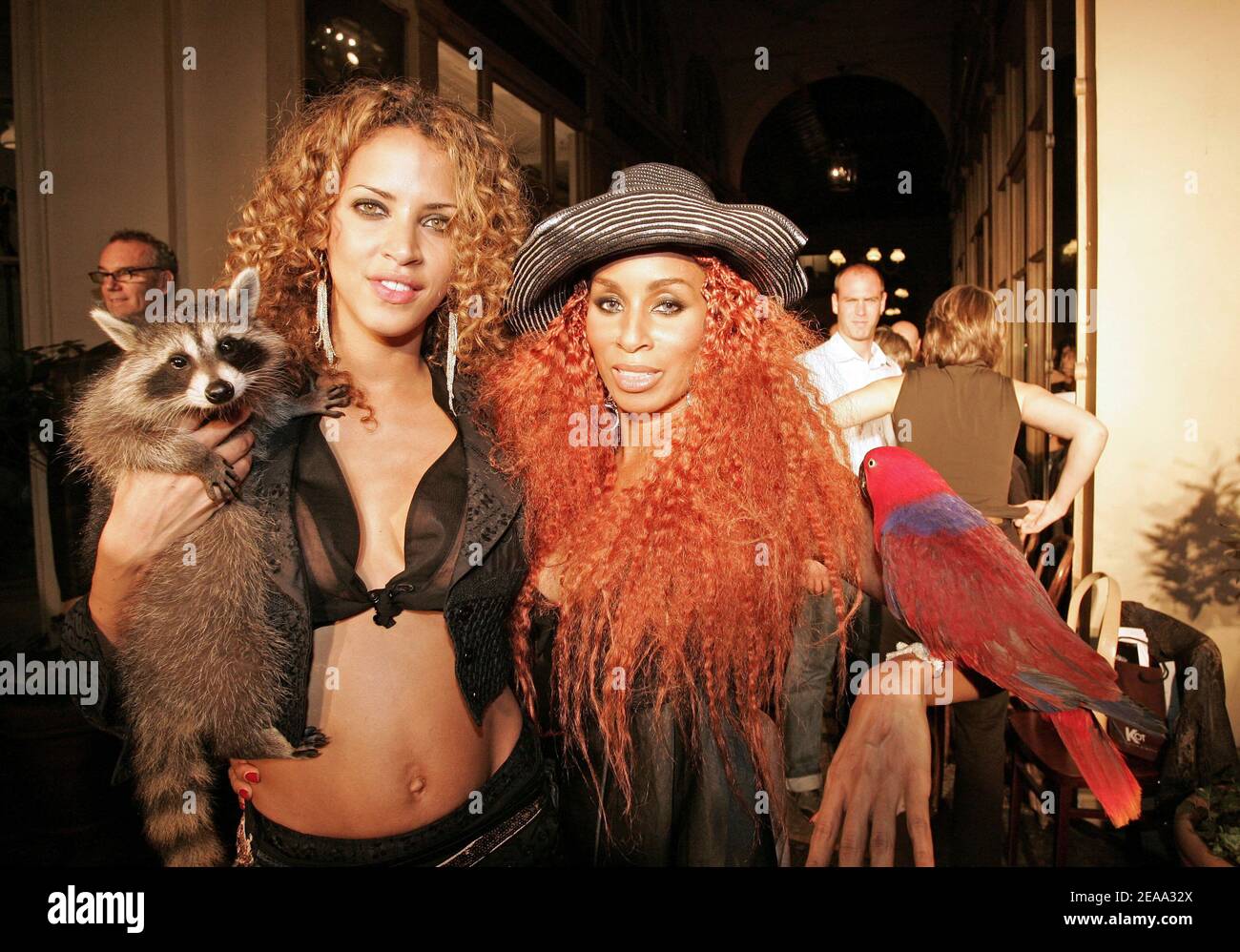 Die französische Schauspielerin und Topmodel Noemie Lenoir (L) und die US-Choreografin Mia Frye zeigen Kreationen der französischen Designerin Nathalie Garcon während der Präsentation ihrer Frühjahr/Sommer 2006 Ready-to-wear Fashion Kollektion, die am 10. Oktober 2005 in der Galerie Vivienne in Paris, Frankreich, stattfand. Foto von Nebinger-Orban-Zabulon/ABACAPRESS.COM Stockfoto