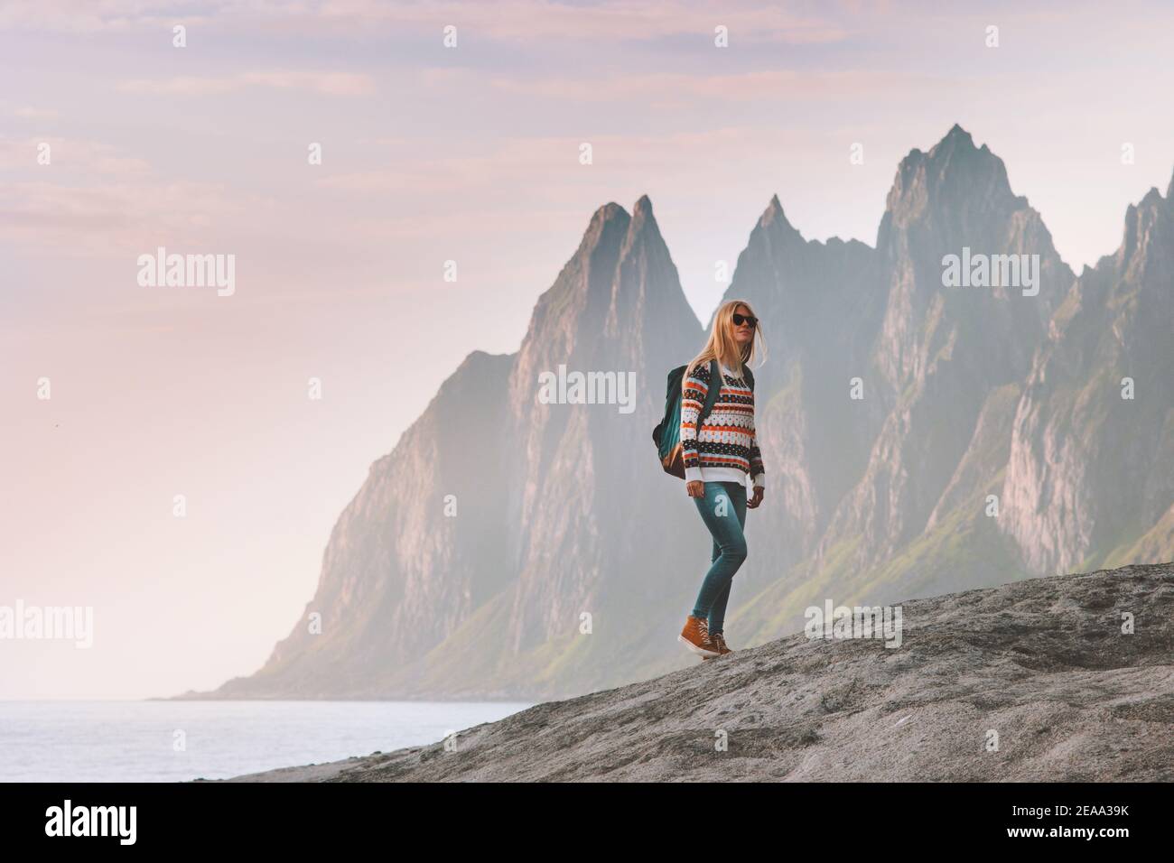 Tourist Frau Reisen in Norwegen aktiv Lifestyle Urlaub im Freien Okshornan Peaks Landschaft Senja Insel Stockfoto