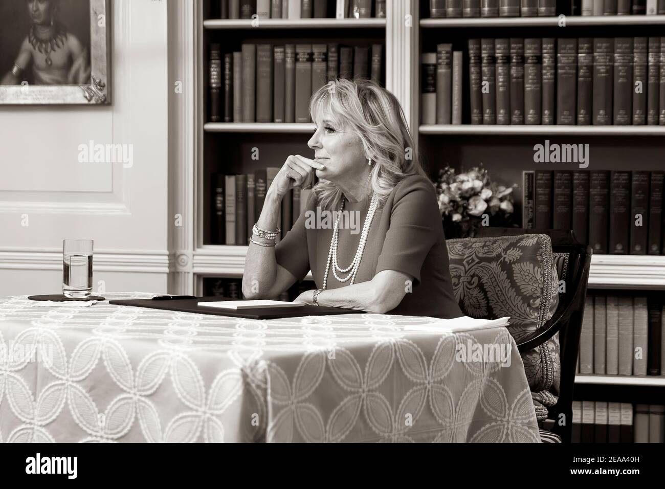 First Lady Dr. Jill Biden Gastgeber einer virtuellen Veranstaltung zu Ehren der Arbeit der Erzieher Donnerstag, 21. Januar 2021, in der Bibliothek des Weißen Hauses. Dies ist das erste Ereignis der First Lady in der Verwaltung von Biden. (Offizielles Foto des Weißen Hauses von Chandler West) Stockfoto