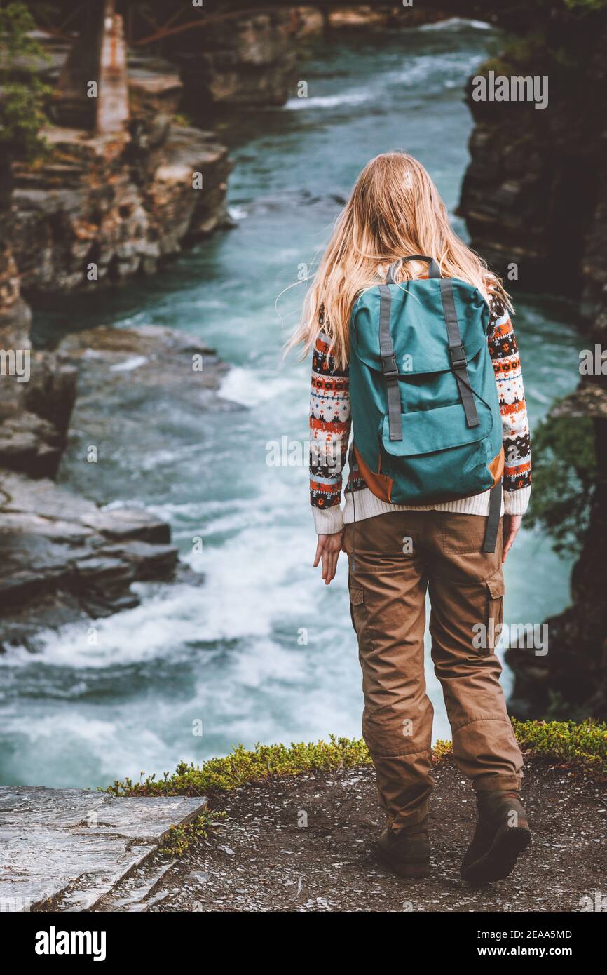Frau Wandern Reisen Outdoor aktiv Abenteuer gesunde Lebensweise Rucksackwandern allein Abisko River Canyon in Schweden Stockfoto