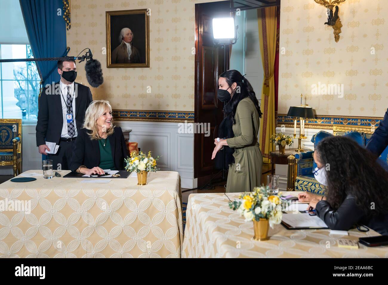 First Lady Dr. Jill Biden spricht mit ihrem Direktor von Advance Jordan Montoya zwischen virtuellen Veranstaltungen Montag, 25. Januar 2021, im Blauen Raum des Weißen Hauses. (Offizielles Foto des Weißen Hauses von Chandler West) Stockfoto