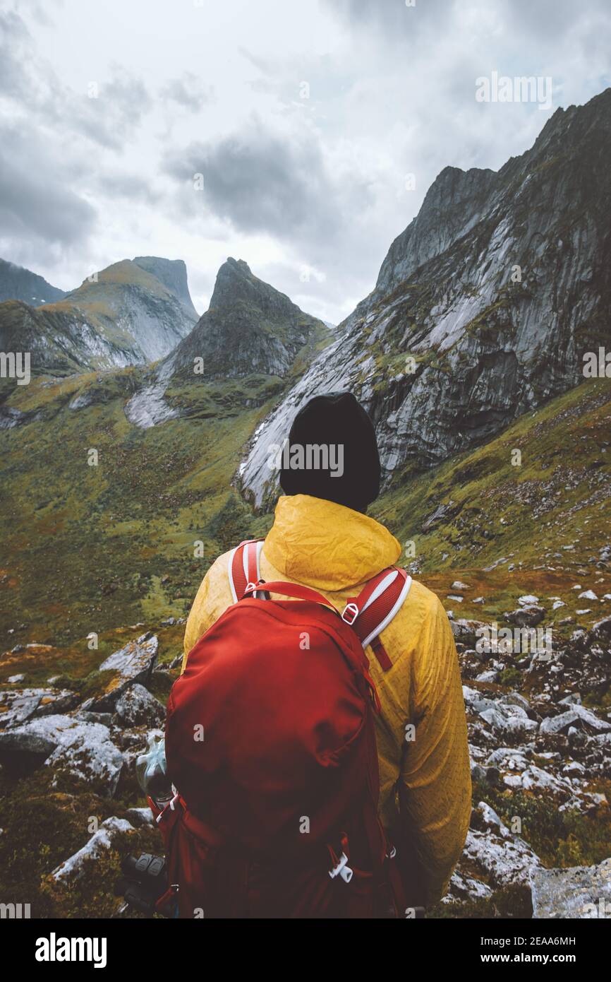 Mann wandern solo genießen Berge Landschaft reisen in Norwegen im Freien Abenteuer aktiv gesunde Lebensweise Wochenend-Reise Stockfoto