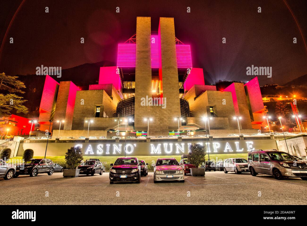 In der Nacht, Casino di Campione in rot blau beleuchtet Stockfoto