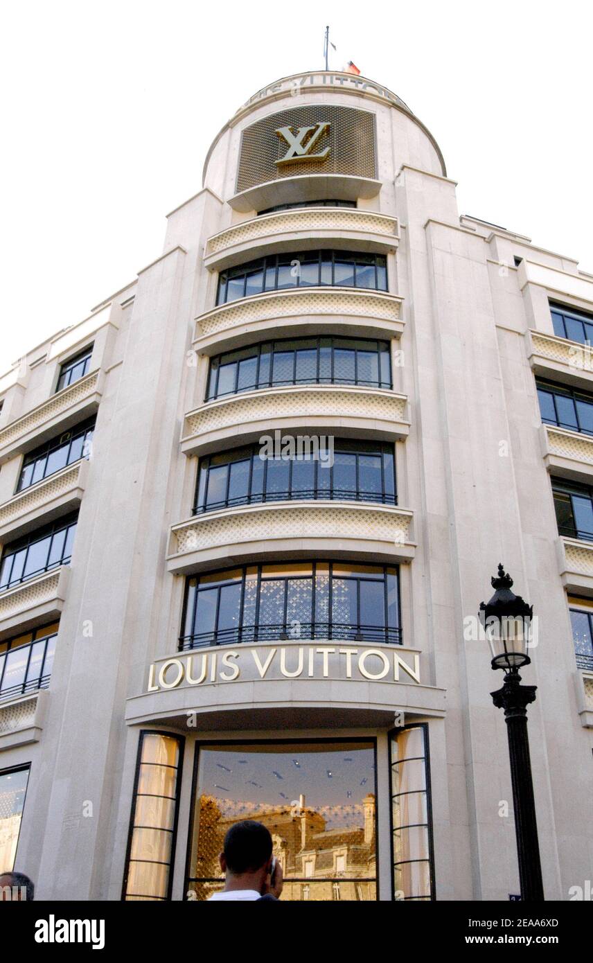 Blick auf den neuen Louis Vuitton Store auf der Champs Elysees