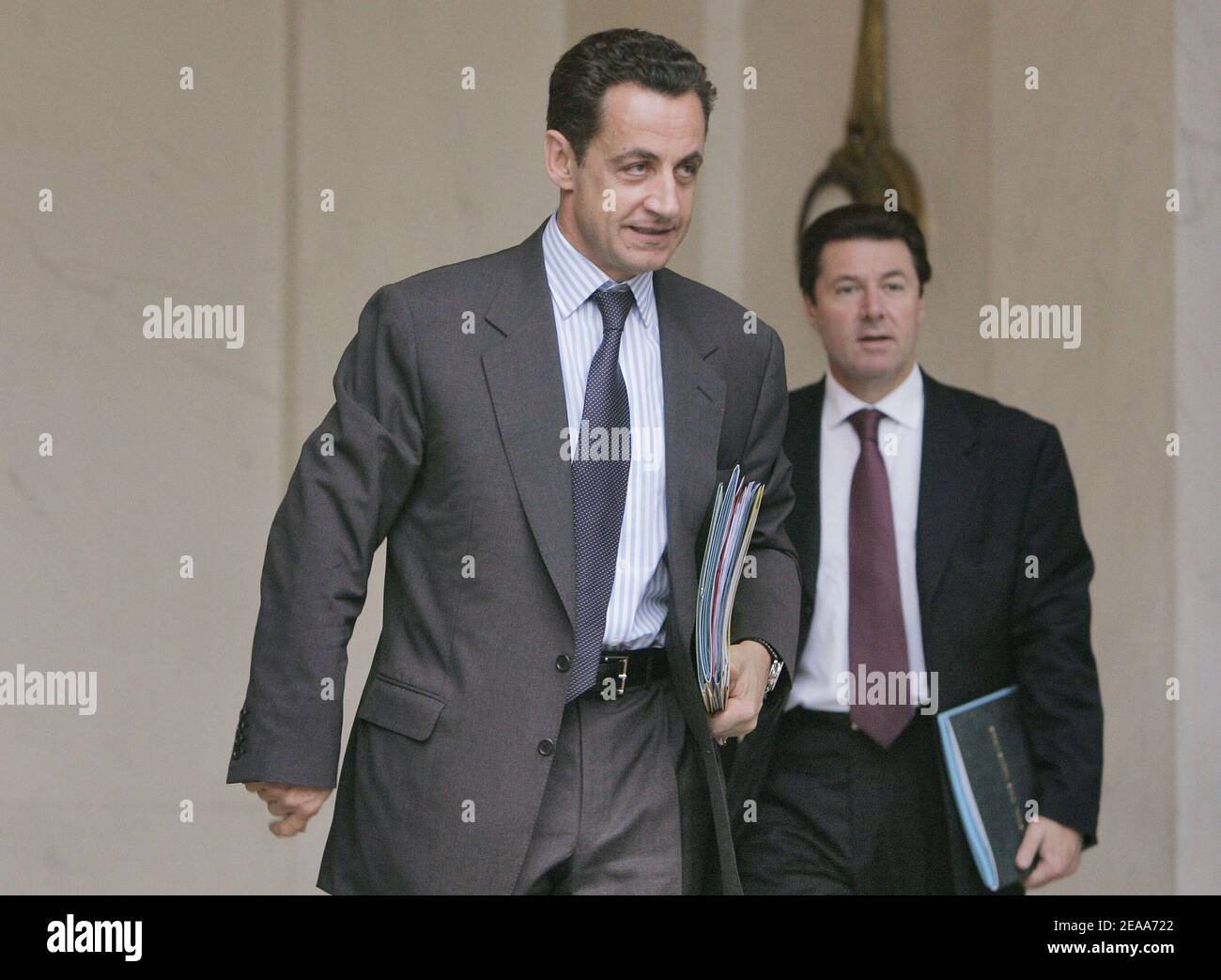 Der französische Innenminister Nicolas Sarkozy verließ nach dem wöchentlichen Ministerrat am 2. November 2005 den Elysee-Palast in Paris, Frankreich. Foto von Mousse/ABACAPRESS.COM Stockfoto