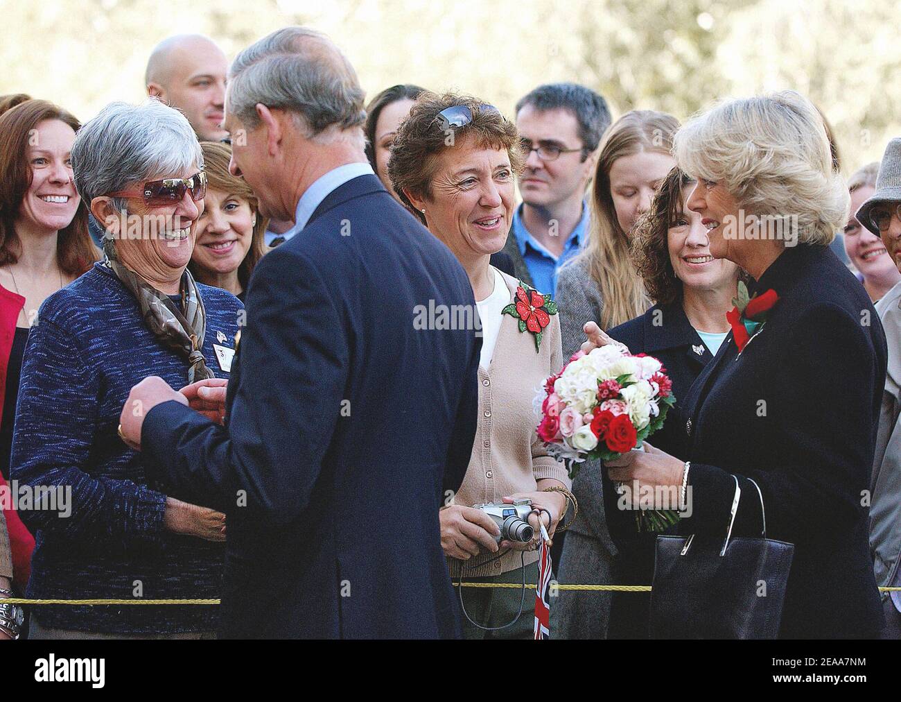 Prinz Charles, Prinz von Wales und Camilla Parker Bowles, Herzogin von Cornwall treffen sich mit Kindern während ihres Besuchs in der Folger Shakespeare Library am vierten Tag ihres 8-tägigen Besuchs in den USA. Washingtown, DC, USA, am 4. November 2005. Foto von Olivier Douliery/ABACAPRESS.COM Stockfoto