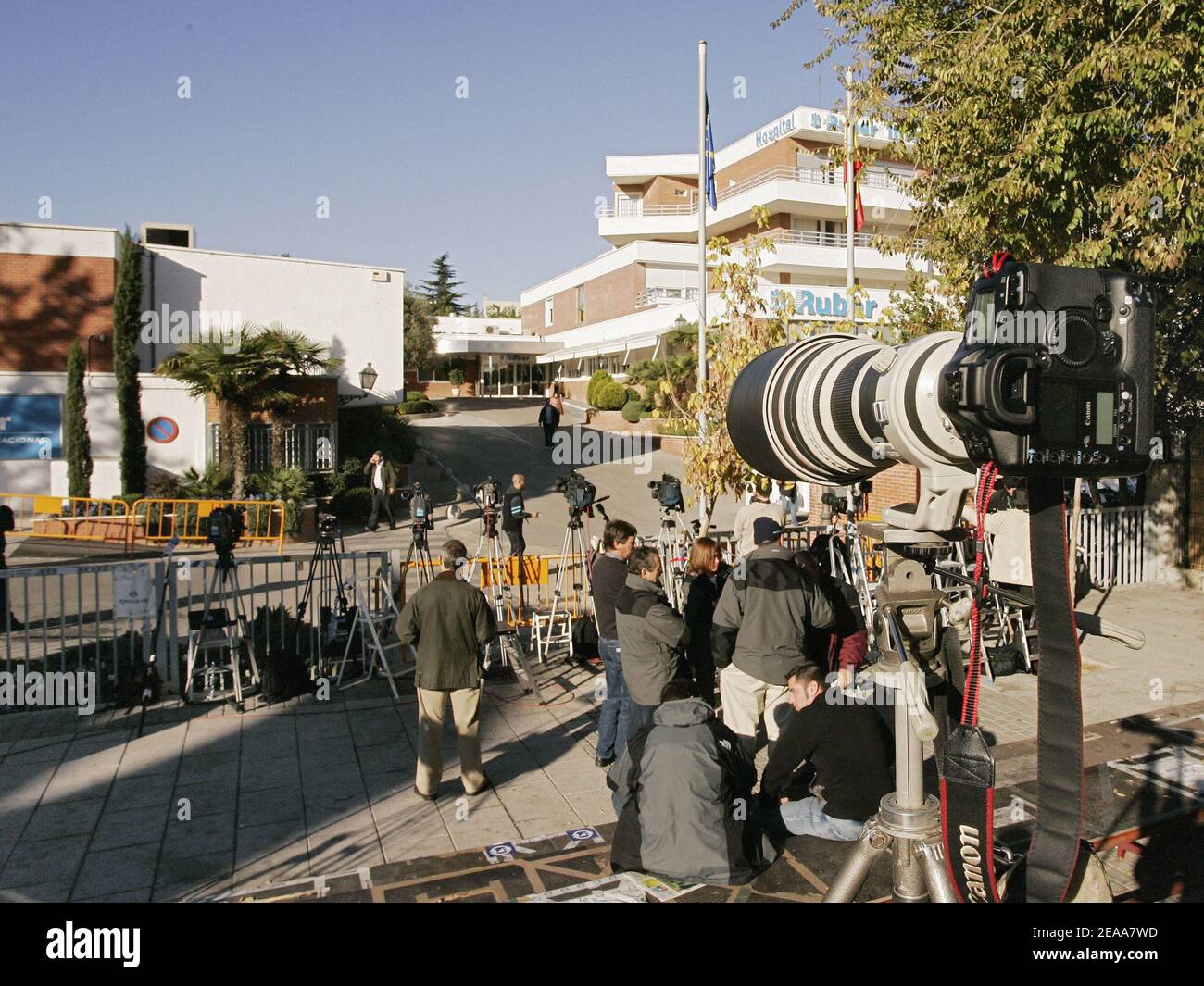 Atmosphäre vor dem Ruber's Hospital in Madrid, wo Prinzessin Laetizia am 4. November 2005 ihr Kind zur Welt brachte. Foto von Laurent Zabulon/ABACAPRESS.COM. Stockfoto