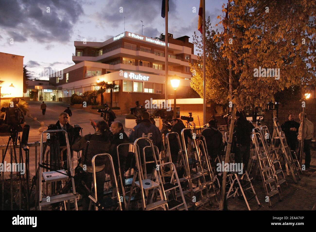 Atmosphäre vor dem Ruber's Hospital in Madrid, wo Prinzessin Laetizia am 4. November 2005 ihr Kind zur Welt brachte. Foto von Laurent Zabulon/ABACAPRESS.COM. Stockfoto