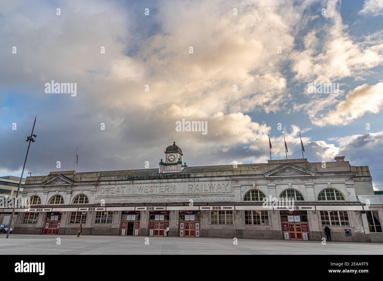 Cardiff, Wales - 8th. Februar 2021: Allgemeine Ansicht des Haupteingangs zum Cardiff Hauptbahnhof Stockfoto