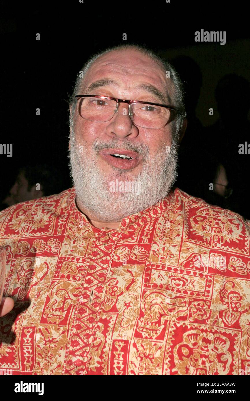 Der französische Sänger Carlos nimmt am 14. November 2005 an der Veranstaltung "Trophees de la Nuit" im Lido in Paris Teil. Foto von Benoit Pinguet/ABACAPRESS.COM Stockfoto