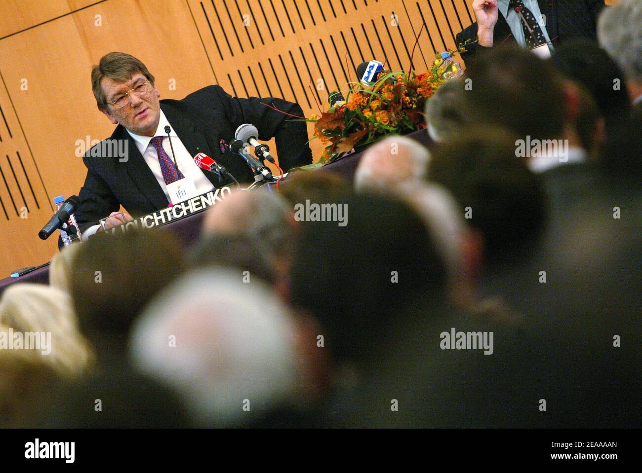 Der ukrainische Präsident Viktor Juschtschenko hält eine Rede am französischen Institut für Internationale Beziehungen (IFRI), wo er am 15. November 2005 im Rahmen seines zweitägigen Staatsbesuchs in Frankreich mit Vertretern führender französischer Energieunternehmen in Paris zusammentraf. Foto von Mehdi Taamallah/ABACAPRESS.COM Stockfoto