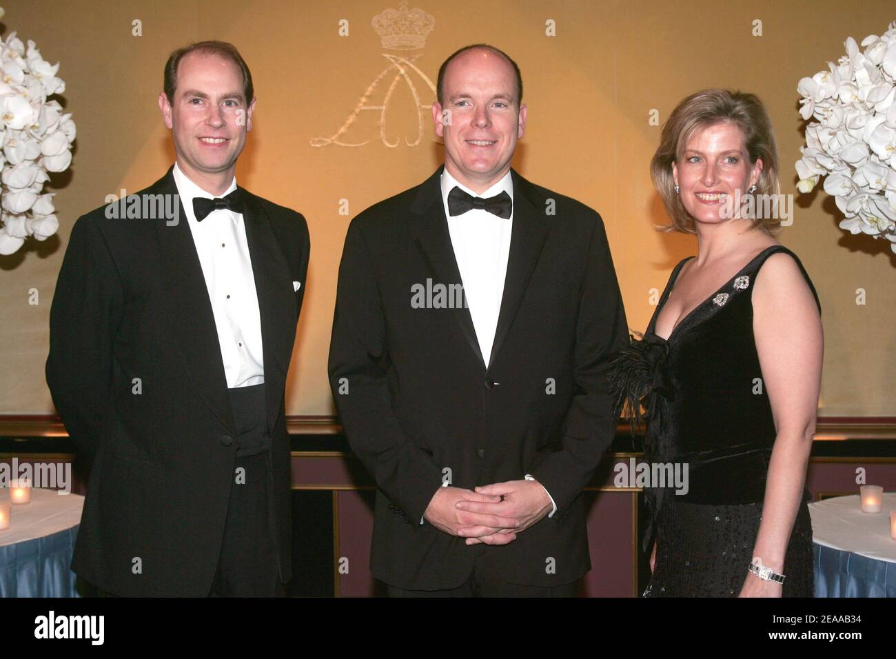 Prinz Albert II. Von Monaco empfängt Prinz Edward und Sophie Rhys Jones zu einem Abendessen mit ausländischen hohen Autoritäten im Grill des Hotel de Paris in Monaco im Rahmen der Thronzeremonie von Prinz Albert am 19. November 2005. Prinz Albert II. Ist formell als Herrscher von Monaco investiert. Foto von ABACAPRESS.COM Stockfoto