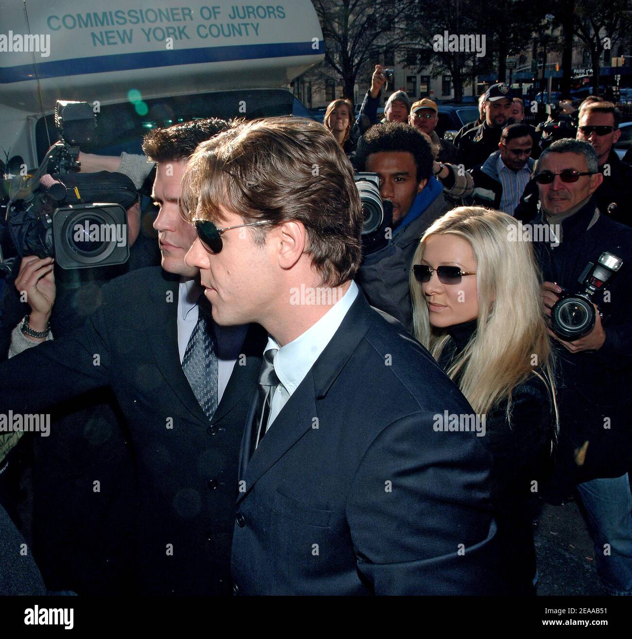 Der australische Schauspieler Russell Crowe und seine Frau Danielle Spencer treffen am Freitag, den 18. November 2005, am Manhattan Criminal Court in New York, NY, ein. Er plädierte für schuldig zu einem Angriff dritten Grades und gestand einem Richter, dass er ein Telefon warf, das einen Hotelconcierge in Manhattan im Juni traf. Richterin Kathryn Freed vom Strafgerichtshof in Manhattan verurteilte den Schauspieler zu einer bedingten Entlassung, was bedeutet, dass er nicht für ein Jahr verhaftet werden darf. Foto von Nicolas Khayat/ABACAPRESS.COM Stockfoto