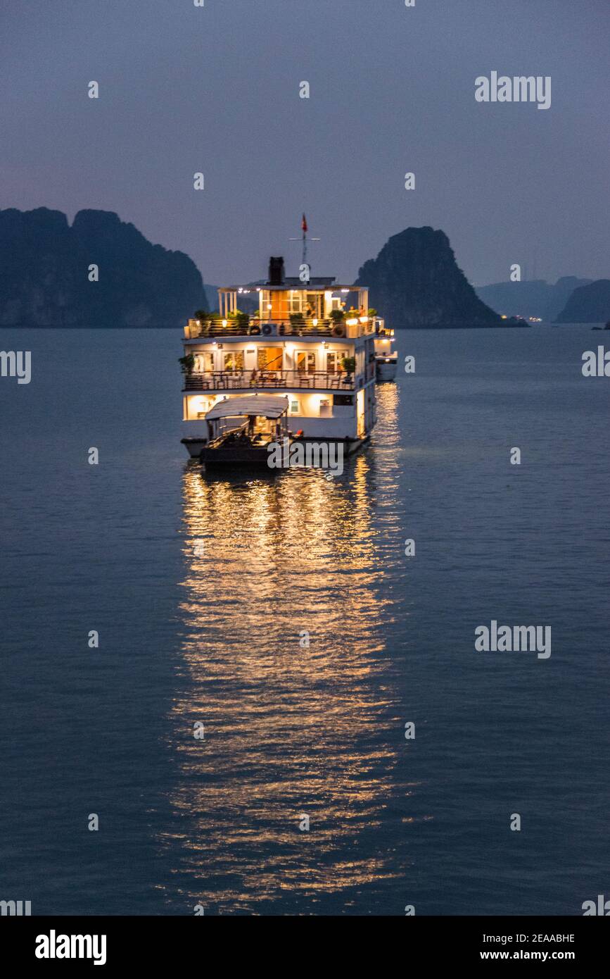 Nachts, beleuchtetes Touristenboot, Halong Bay, Vietnam Stockfoto