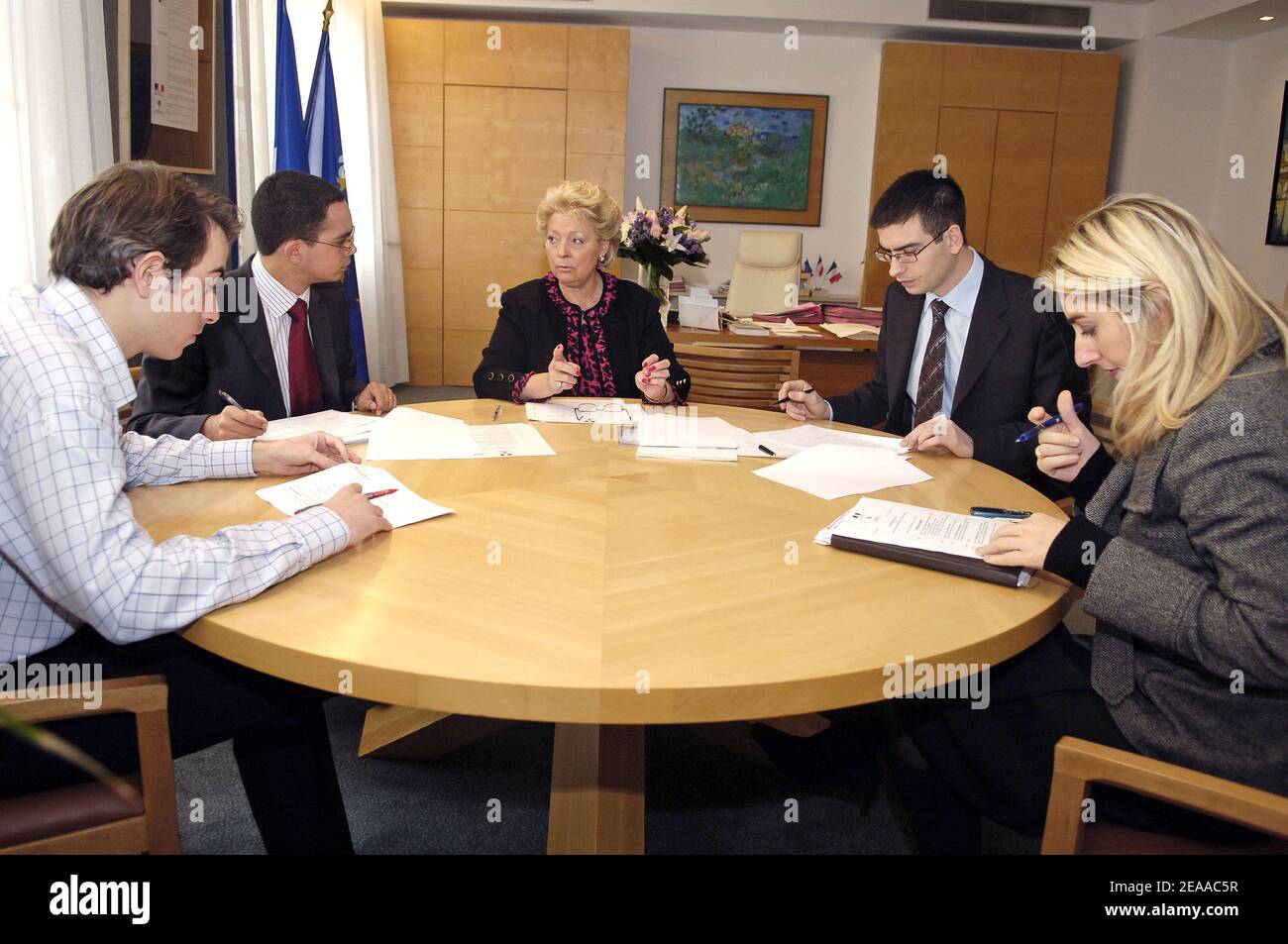 Die französische Ministerin für Ökologie und nachhaltige Entwicklung, Nelly Olin, war am 21. November 2005 während einer Arbeitszeit mit ihren Mitarbeitern in ihrem Büro in ihrem Ministerium in Paris, Frankreich. Foto von Nicolas Gouhier/ABACAPRESS.COM Stockfoto