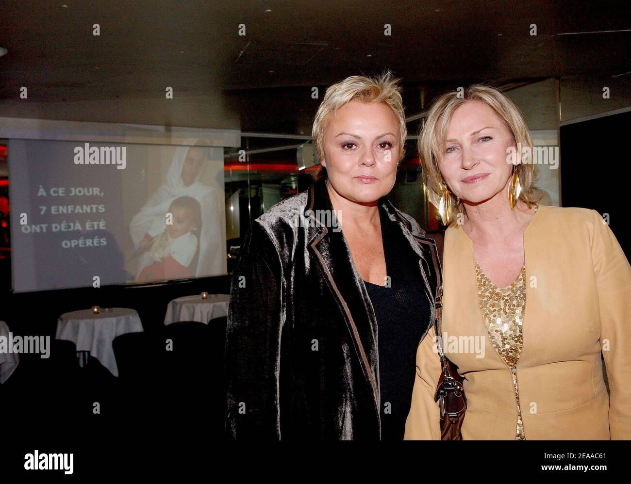 Die französische Schauspielerin Muriel Robin (L) und die TV-Journalistin Marine Jacquemin nehmen am 21. November 2005 an einer Wohltätigkeitsfeier von Tony Gomez im Club L'Etoile in Paris, Frankreich, zum Wohle des "Mutter-Kind-Krankenhauses" von Kabul Teil. Foto von Bruno Klein/ABACAPRESS.COM. Stockfoto