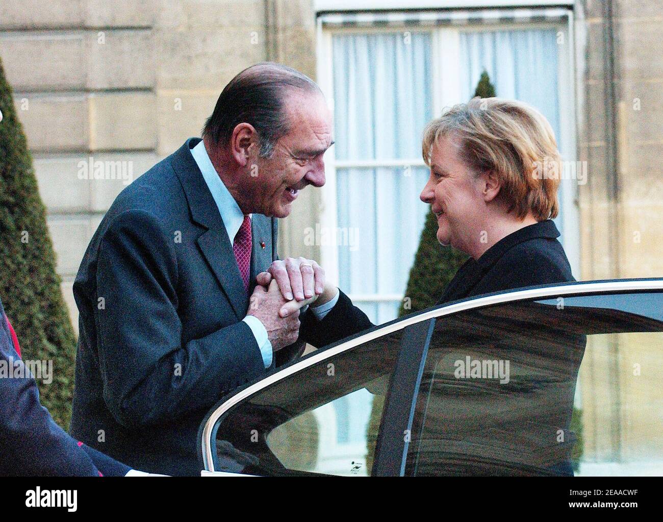 Der französische Präsident Jacques Chirac küsst die Hand der neu gewählten deutschen Bundeskanzlerin Angela Merkel, als sie am 23. November 2005 im Elysee-Palast in Paris, Frankreich, ankommt. Merkel, die konservative Führerin einer seltenen links-rechts-Koalition in Deutschland, wurde am Dienstag vom bundestag offiziell zur Kanzlerin gewählt. Sie ging in Gespräche mit Chirac, als sie ihren internationalen Bogen als Führer der größten Wirtschaft Europas machte. Paris war ihr erstes ausländisches Ziel als Staatschef, eine Wahl, die als neue Bestätigung der Stärke der deutsch-französischen Beziehungen im Herzen der Europäischen Union angesehen wurde. Foto Stockfoto
