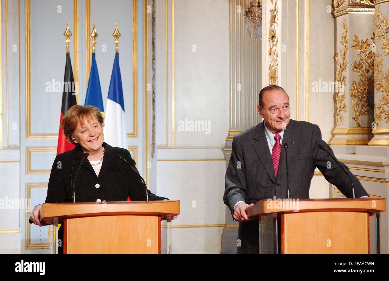 Die neu gewählte Bundeskanzlerin Angela Merkel (L) und der französische Präsident Jacques Chirac wurden am 23. November 2005 im Elysee-Palast in Paris, Frankreich, bei einer gemeinsamen Pressekonferenz gewählt. Merkel, die konservative Führerin einer seltenen links-rechts-Koalition in Deutschland, wurde am Dienstag vom bundestag offiziell zur Kanzlerin gewählt. Sie ging in Gespräche mit Chirac, als sie ihren internationalen Bogen als Führer der größten Wirtschaft Europas machte. Paris war ihr erstes ausländisches Ziel als Staatschef, eine Wahl, die als neue Bestätigung der Stärke der deutsch-französischen Beziehungen im Herzen der Europäischen Union angesehen wurde. Stockfoto