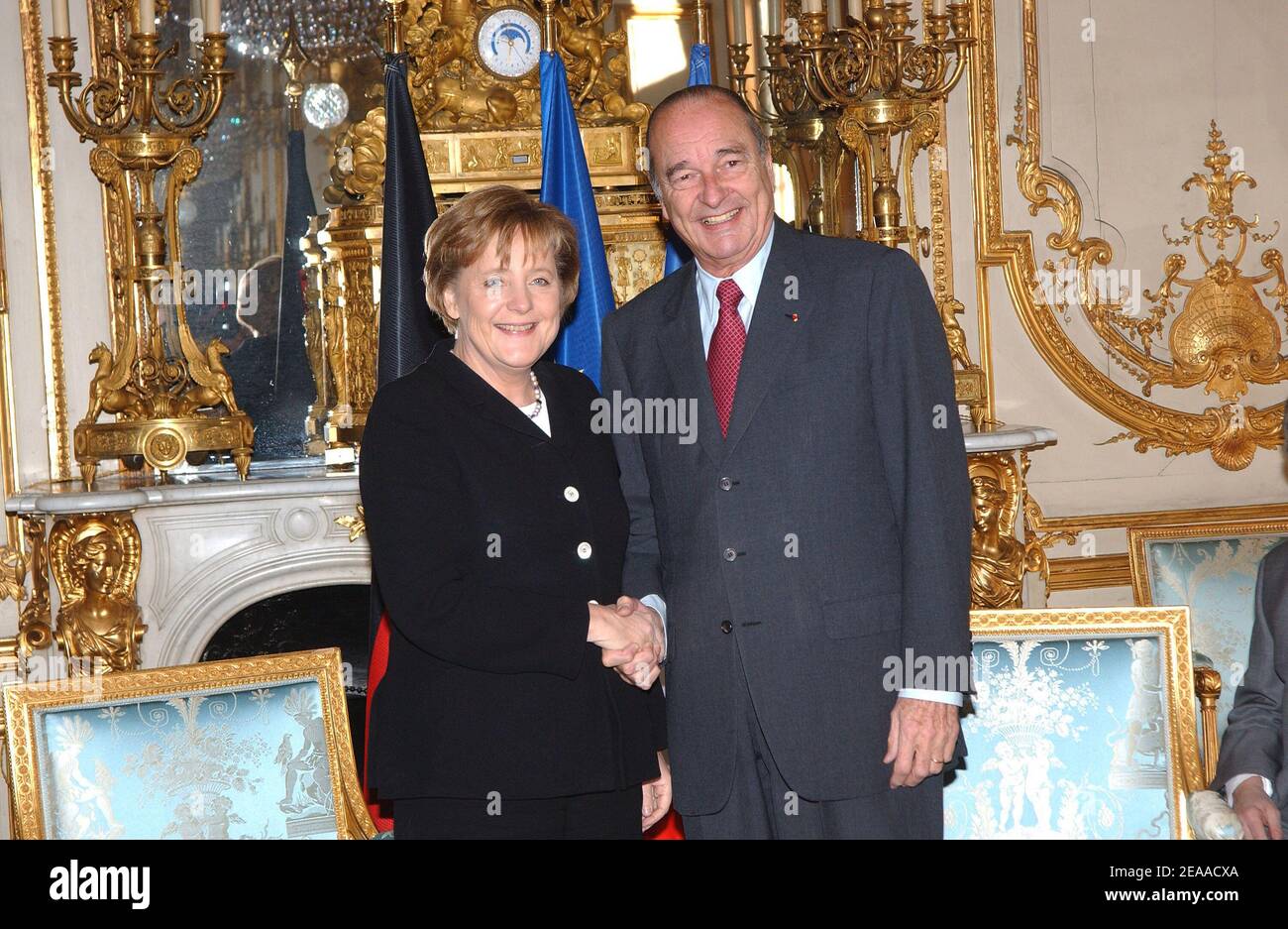 Die neu gewählte deutsche Bundeskanzlerin Angela Merkel (L) und der französische Präsident Jacques Chirac schütteln die Hände, als sie sich am 23. November 2005 im Elysée-Palast in Paris zu Gesprächen treffen. Merkel, die konservative Führerin einer seltenen links-rechts-Koalition in Deutschland, wurde am Dienstag vom bundestag offiziell zur Kanzlerin gewählt. Sie ging in Gespräche mit Chirac, als sie ihren internationalen Bogen als Führer der größten Wirtschaft Europas machte. Paris war ihr erstes ausländisches Ziel als Führer, eine Wahl, die als neue Bestätigung der Stärke der deutsch-französischen Beziehungen im Herzen des europäischen Unio gesehen wurde Stockfoto