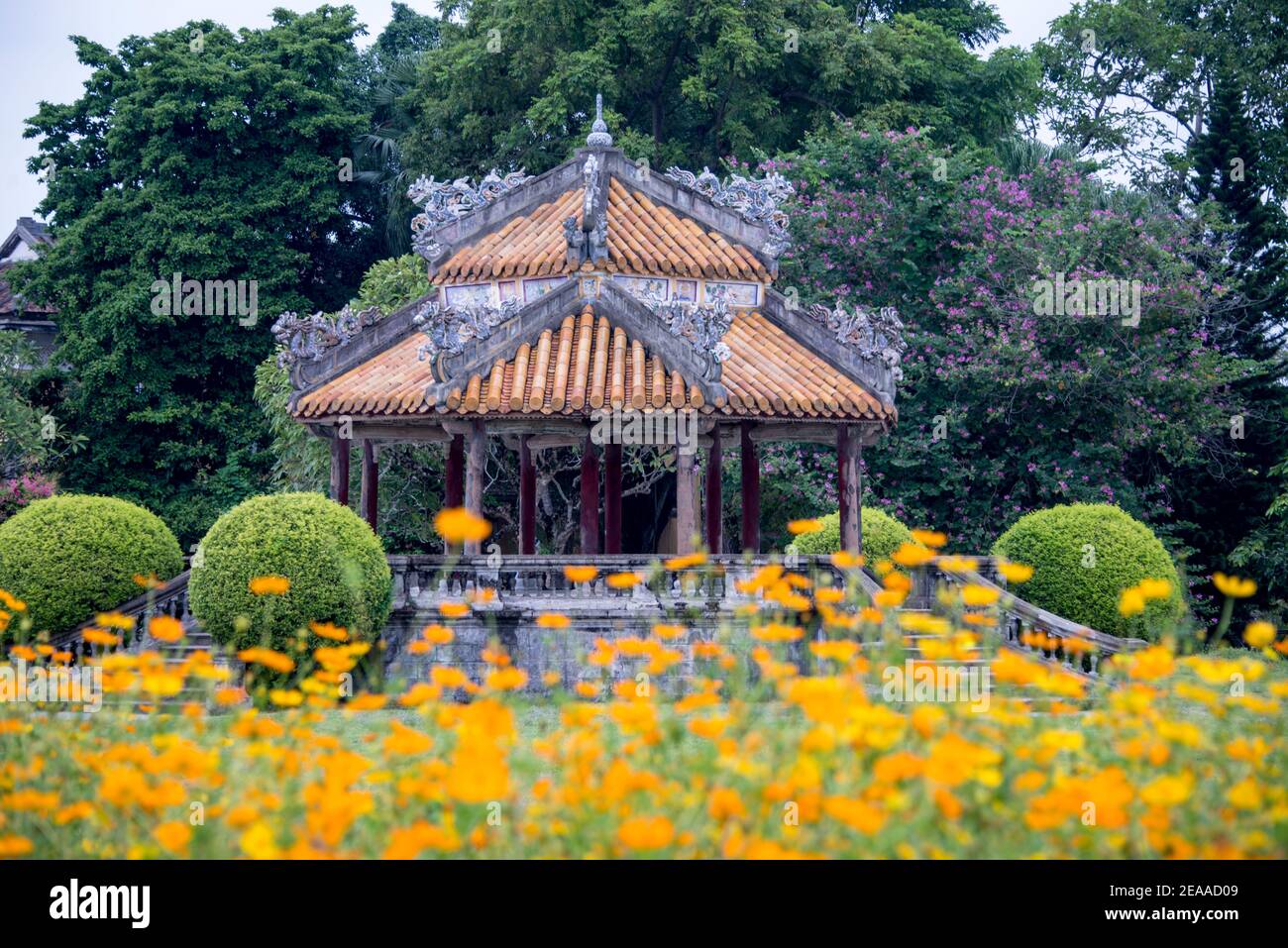 Pavillon mit gelben Blumen im Vordergrund, Keizer Palace of Hue, Vietnam Stockfoto