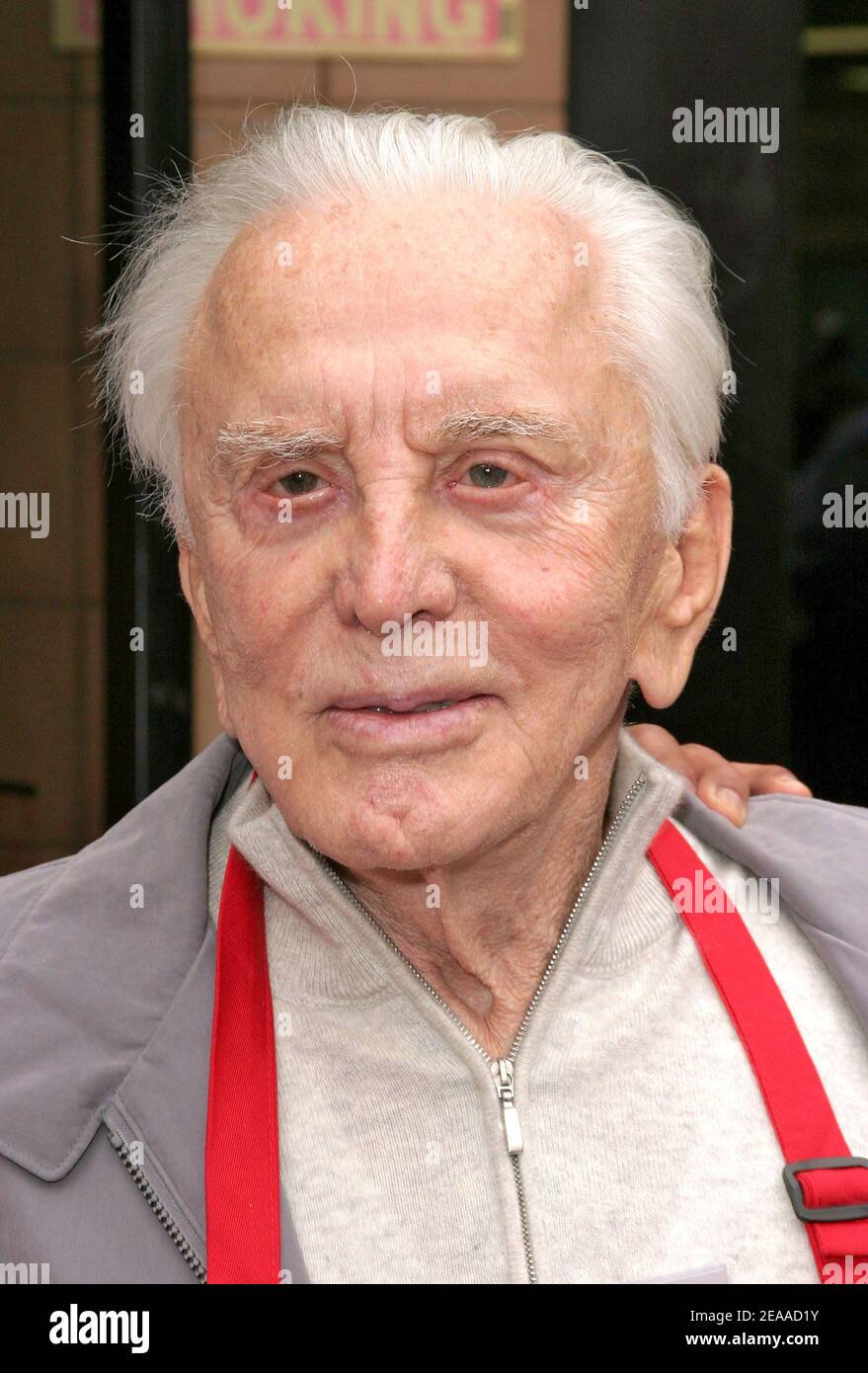 Kirk Douglas ist Freiwilliger beim jährlichen LA Mission Thanksgiving Mahl für Obdachlose, das am 23. November 2005 in der Los Angeles Mission in Los Angeles, Kalifornien, abgehalten wird. Foto von Amanda Parks/ABACAPRESS.COM Stockfoto