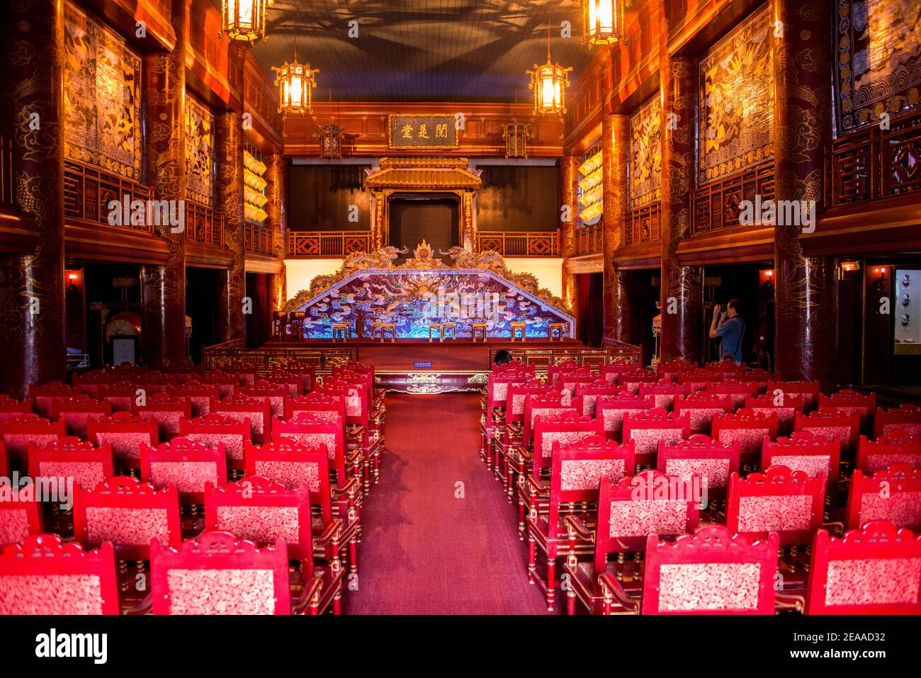 Theater mit roten Sitzplätzen, Imperial Palace of Hue, Vietnam Stockfoto