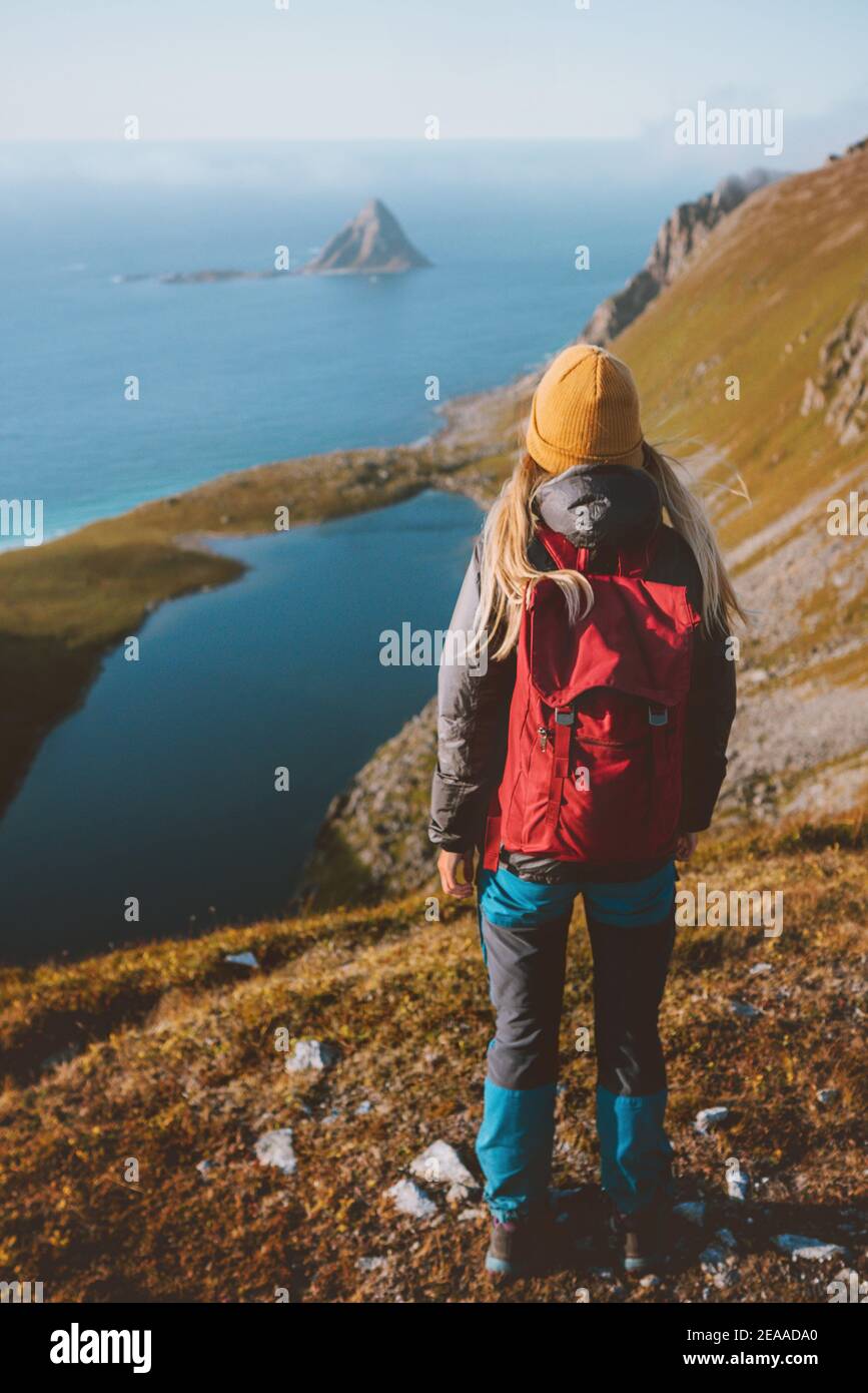 Frau unterwegs Wandern mit Rucksack Blick auf Luftaufnahme Meer In Norwegen Solo-Reise im Freien gesund Lifestyle Wochenende Kurzurlaub Stockfoto