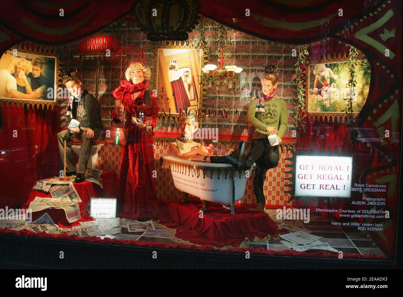 Am 29. November 2005 werden in der Weihnachtszeit im Fenster von Barneys Kaufhaus auf der Madison Avenue in New York City, NY, USA, Dummies, die den britischen Prinzen Prince of Wales, Camilla Duchess of Cornwall und die Prinzen William und Harry repräsentieren, gezeigt. Foto von Charles Guerin/ABACAPRESS.COM Stockfoto