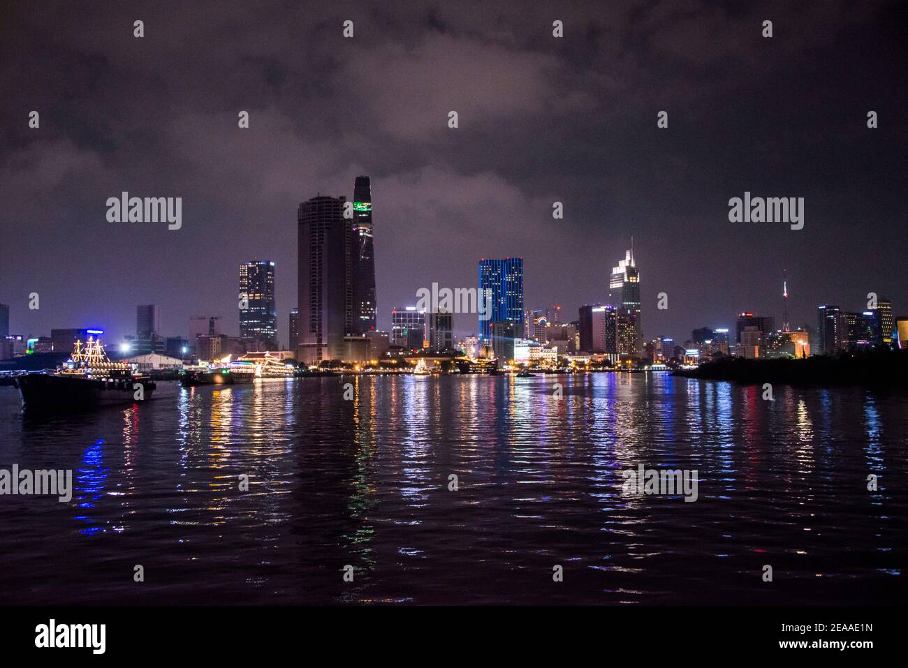 Nachts auf dem Fluss, Ho Chi Minh City Skyline, Vietnam Stockfoto