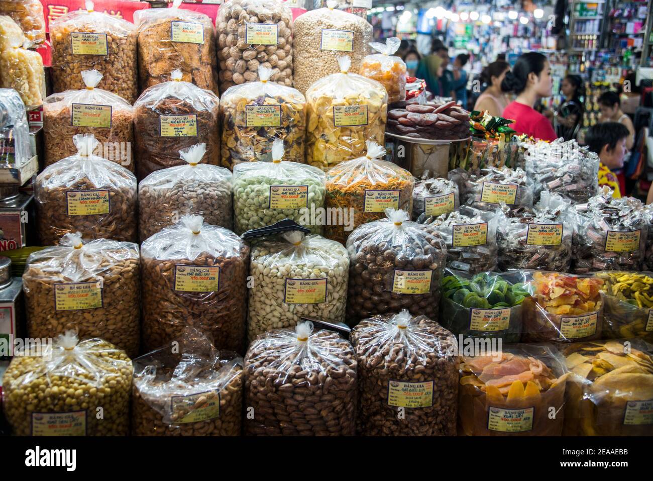 Sorgfältig verpackt und arrangiert trockene Früchte und Nüsse, Ho Chi Minh City, Vietnam Stockfoto
