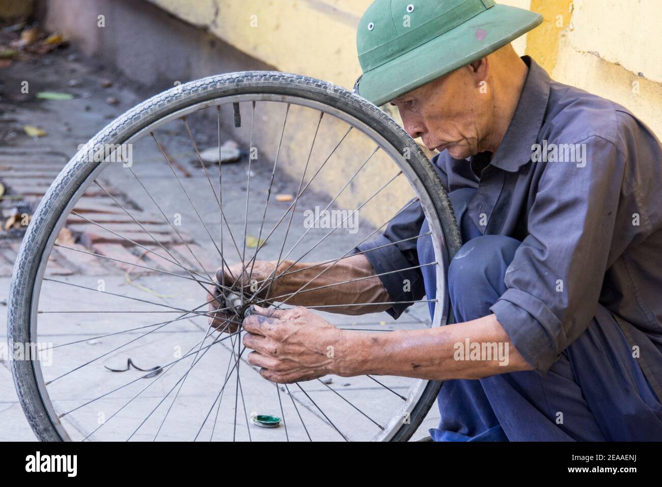 Fahrradreparatur am Straßenrand in Hanoi, Vietnam Stockfoto