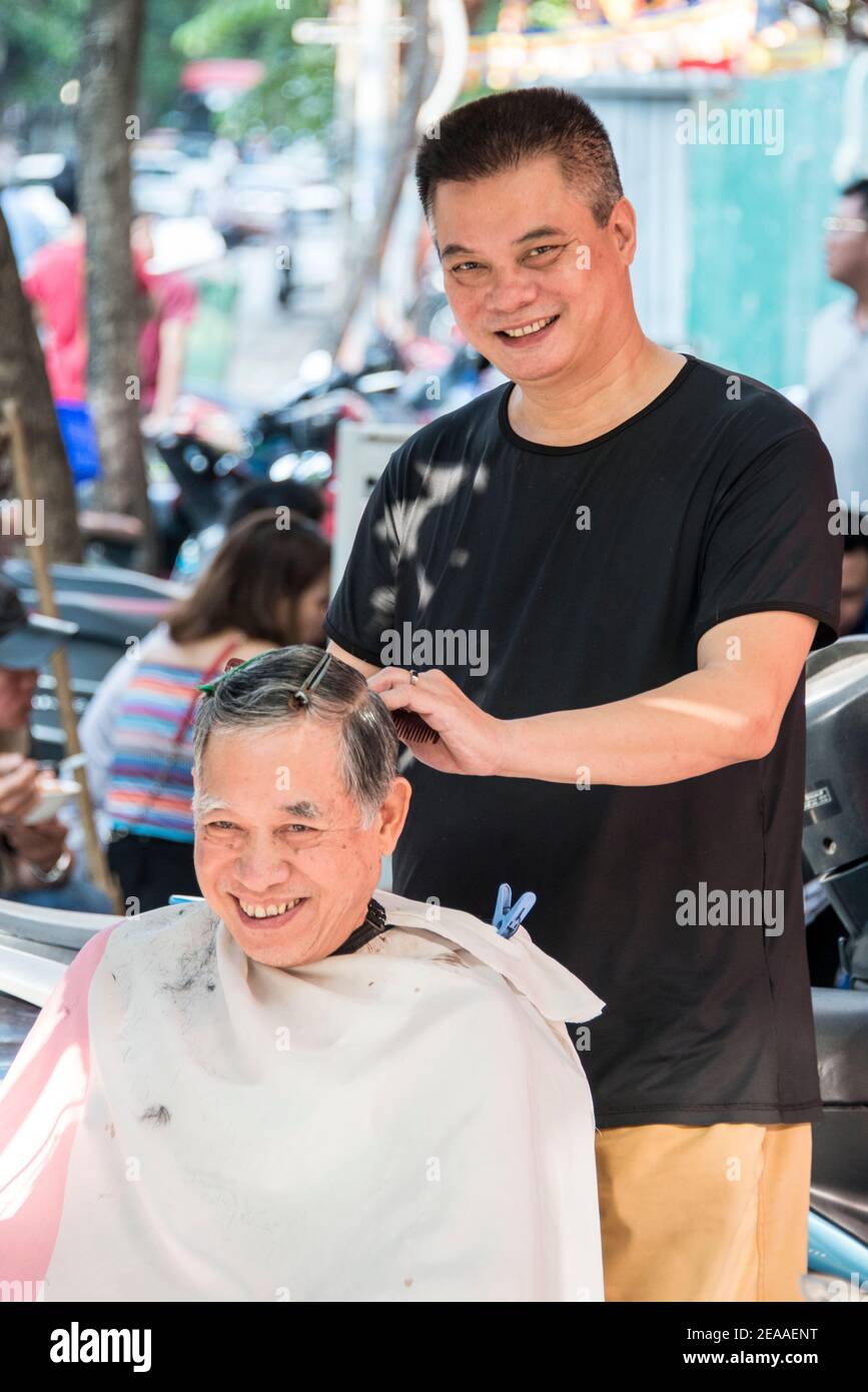 Haarschnitt am Straßenrand, Hanoi, Vietnam Stockfoto