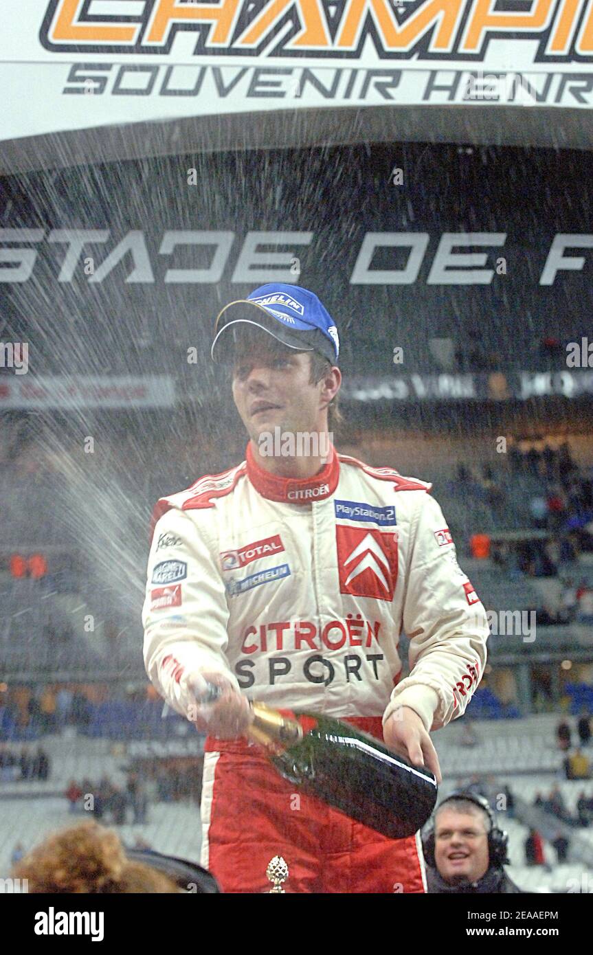 Der französische Rallye-Champion Sebastien Loeb winket am 3. Dezember 2005 beim Race of Champions im Stade de France bei Paris. Foto von Giancarlo Gorassini/Cameleon/ABACAPRESS.COM Stockfoto