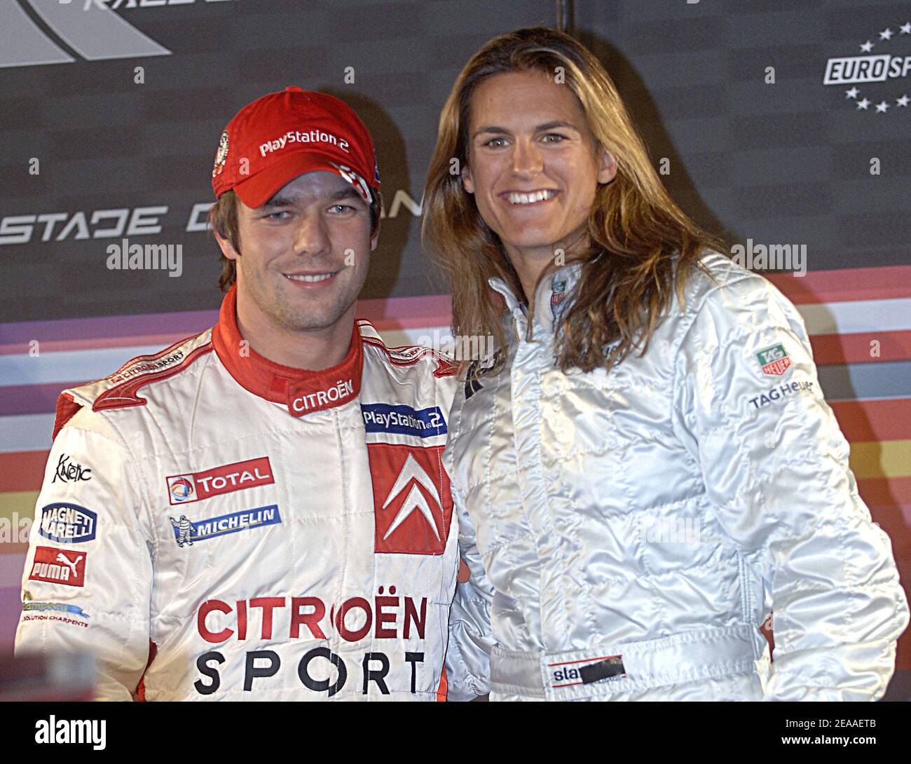 Der französische Rallye-Champion Sebastien Loeb und die Tennisspielerin Amelie Mauresmo beim Race of Champions im Stade de France bei Paris, Frankreich, am 3. Dezember 2005. Foto von Giancarlo Gorassini/Cameleon/ABACAPRESS.COM Stockfoto