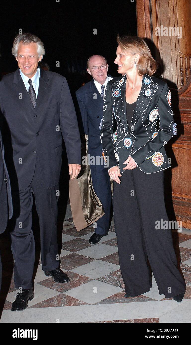 Der französische Premierminister Dominique de Villepin und seine Frau Marie-Laure kommen am 5. Dezember 2005 zu einem Abendessen zu Ehren des chinesischen Ministerpräsidenten Wen Jiabao im Außenministerium von Quai d'Orsay in Paris an. Foto von Bruno Klein/ABACAPRESS.COM Stockfoto