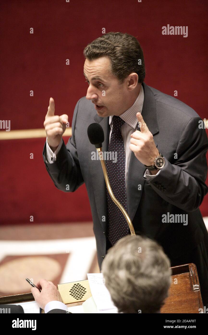 Der französische Innenminister Nicolas Sarkozy sprach während der wöchentlichen Fragestunde am 6. Dezember 2005 in der Nationalversammlung in Paris. Foto von Thierry Orban/ABACAPRESS.COM Stockfoto