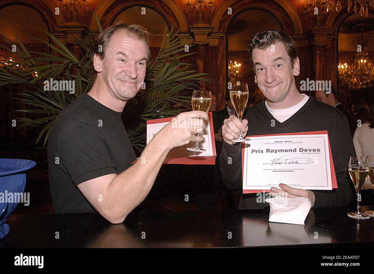 Die belgischen Humoristen Taloche Brothers erhalten am 06. Dezember 2005 den "Prix Raymond Devos 2005" im Theater des Varietes in Paris, Frankreich. Foto von Giancarlo Gorassini/ABACAPRESS.COM Stockfoto