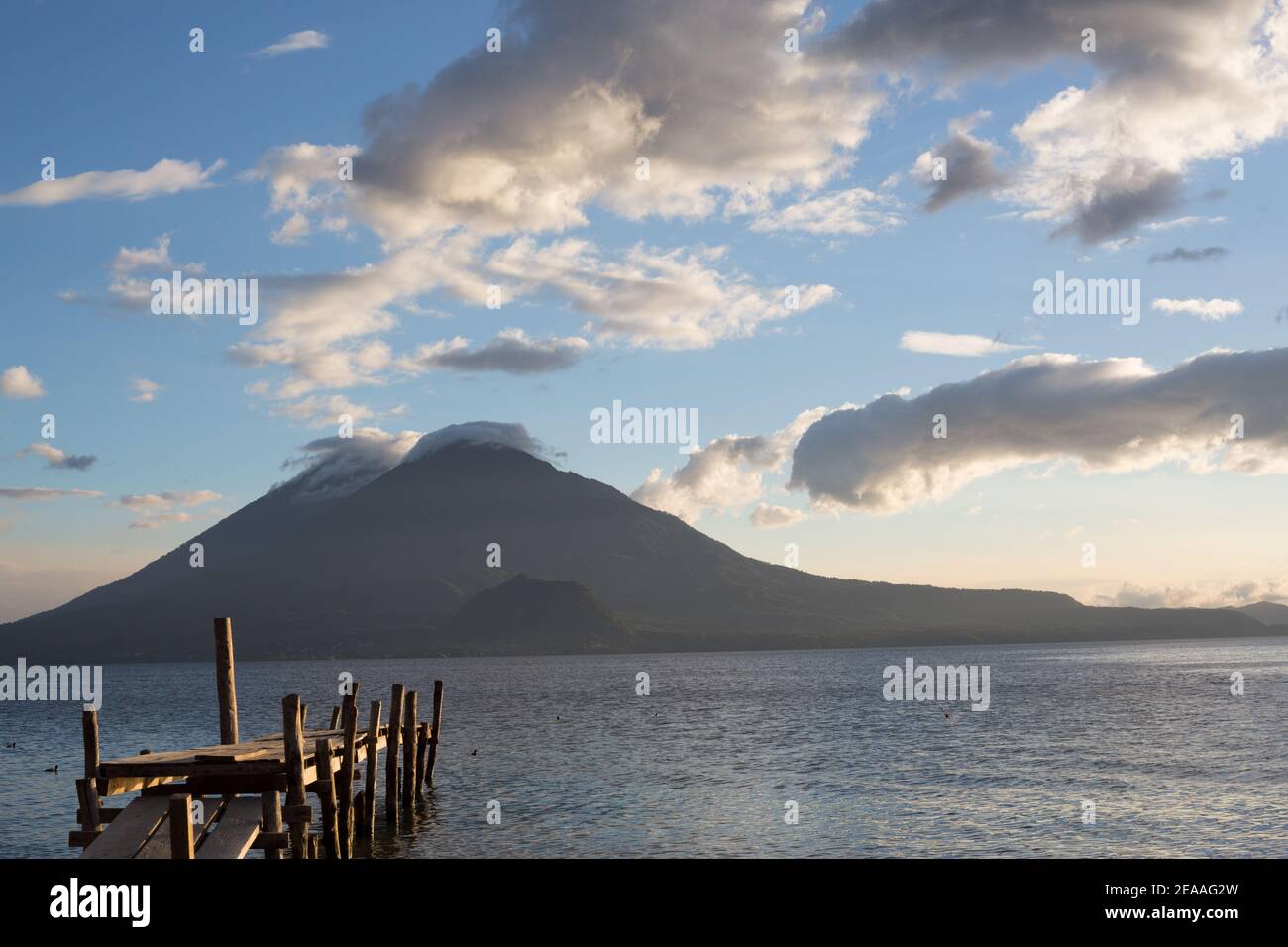 Panajachel, Lake Atitlan Guatemala Dock ragt in See Atitlan mit Toliman Vulkan, Antigua Vulkan, Stockfoto Panajachel, Lake Atitlan Guatemala Dock ragt in See Atitlan mit Toliman Vulkan, Antigua Vulkan, Stockfoto