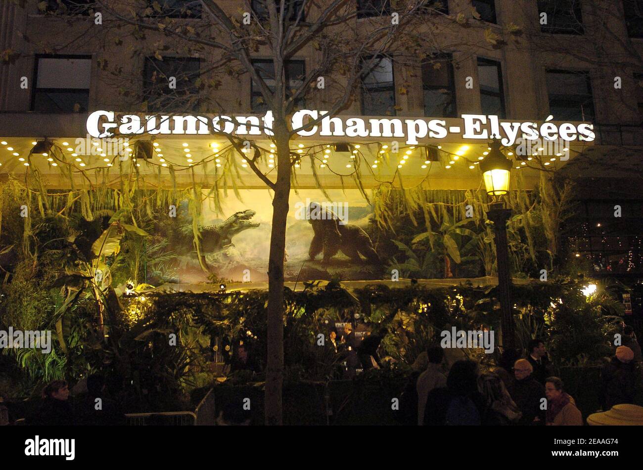 Das Gaumont Marignan Theater in Paris wirkt wie ein Dschungel für die Premiere von King Kong am 10. Dezember 2005. Foto von Bruno Klein/ABACAPRESS.COM Stockfoto