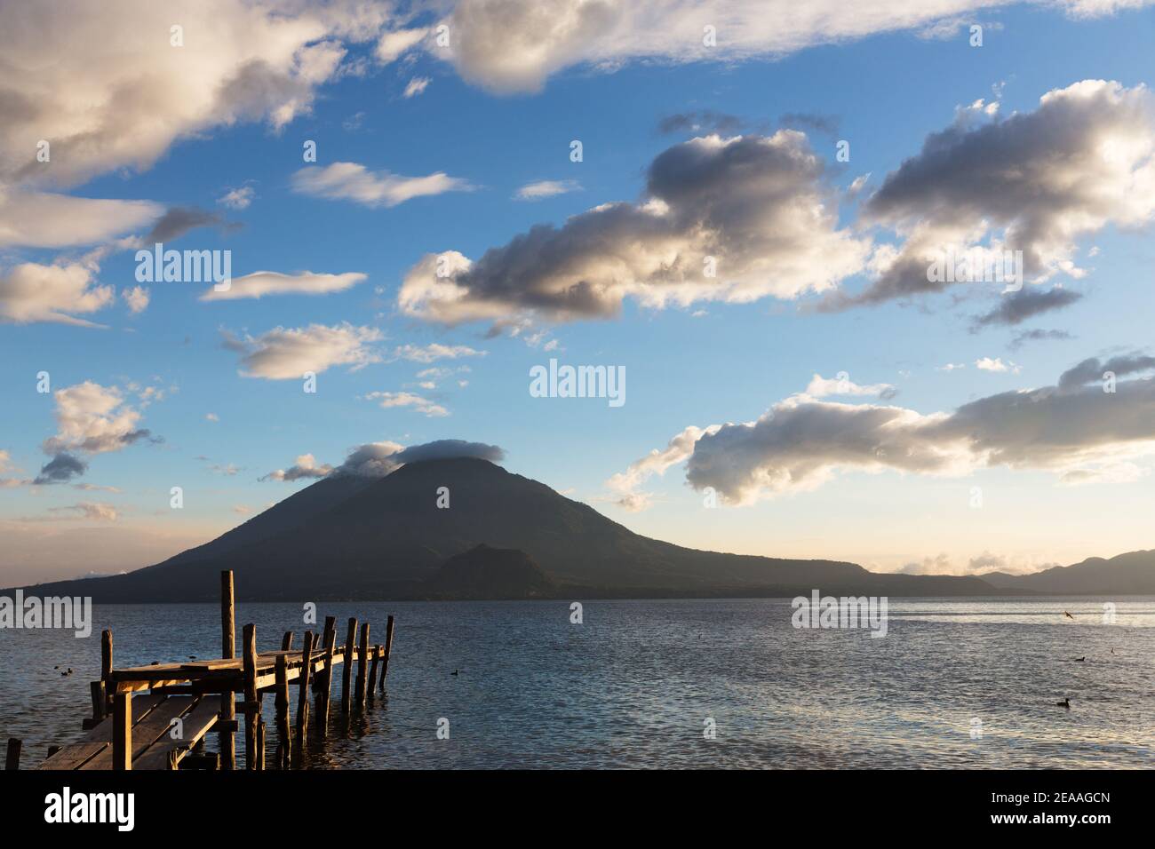 Panajachel, Lake Atitlan, Guatemala Dock, das in Lake Atitlan mit Toliman Vulkan, Antigua Vulkan, Stockfoto Panajachel, Lake Atitlan, Guatemala Dock, das in Lake Atitlan mit Toliman Vulkan, Antigua Vulkan, Stockfoto