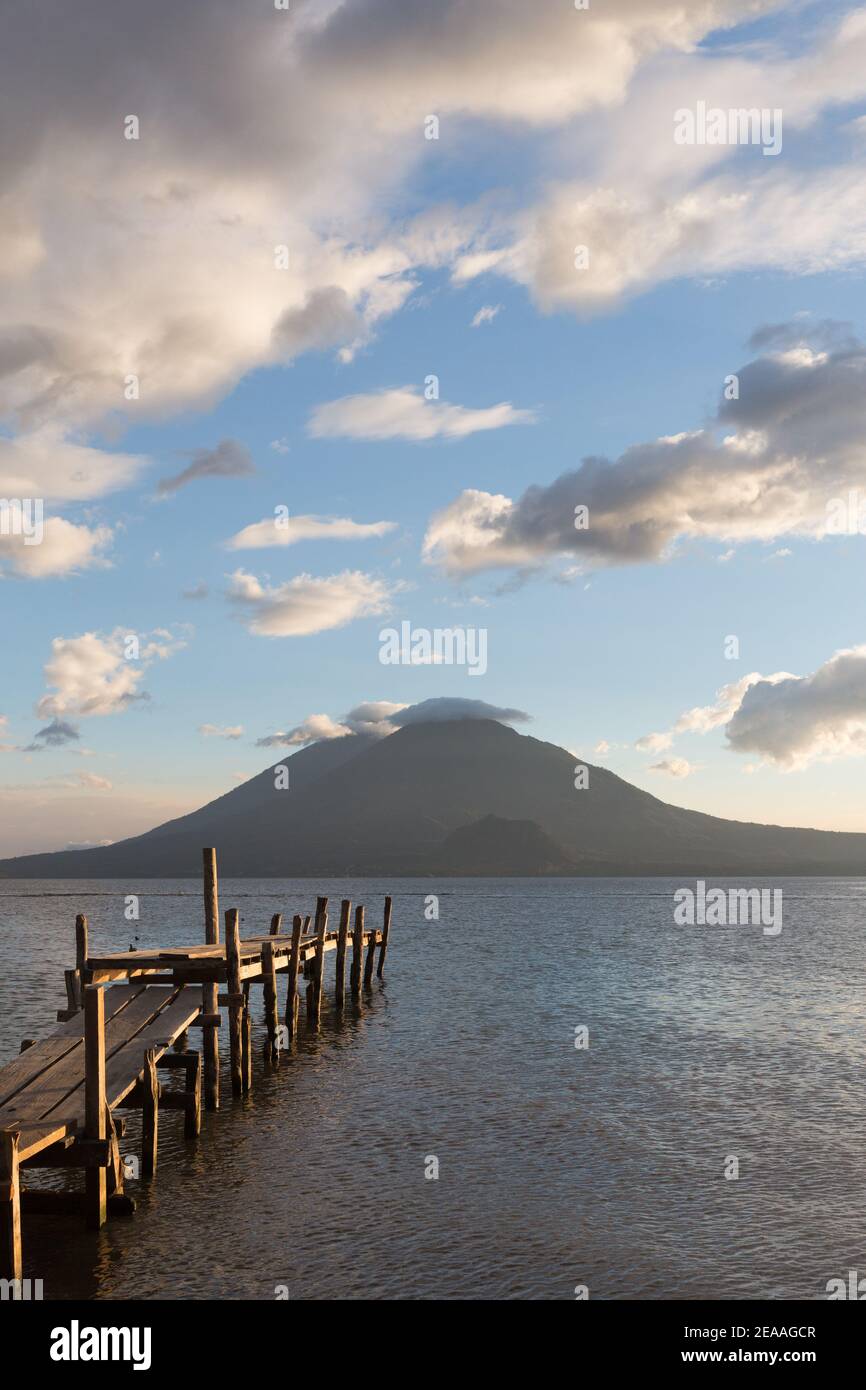 Panajachel, Lake Atitlan, Guatemala Dock, das in Lake Atitlan mit Toliman Vulkan, Antigua Vulkan, Stockfoto Panajachel, Lake Atitlan, Guatemala Dock, das in Lake Atitlan mit Toliman Vulkan, Antigua Vulkan, Stockfoto