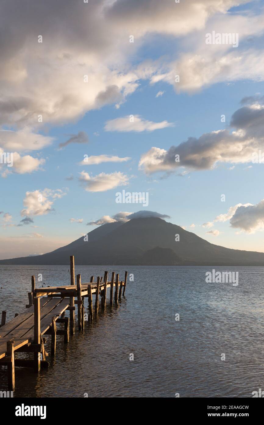 Panajachel, Lake Atitlan, Guatemala Dock, das in Lake Atitlan mit Toliman Vulkan, Antigua Vulkan, Stockfoto Panajachel, Lake Atitlan, Guatemala Dock, das in Lake Atitlan mit Toliman Vulkan, Antigua Vulkan, Stockfoto