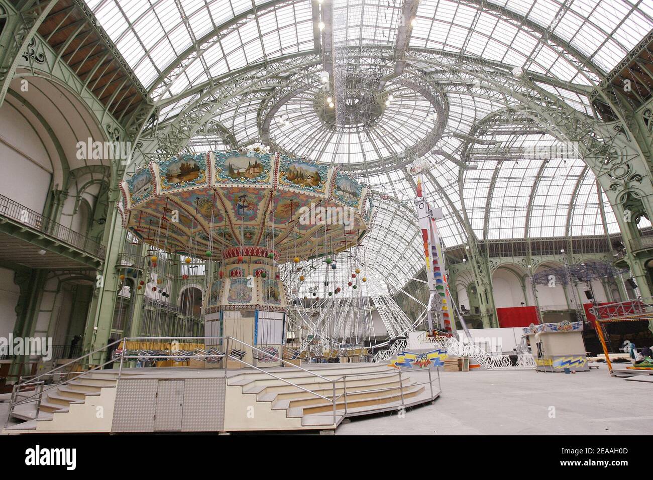 Im Grand Palais sind nur wenige Attraktionen und Zirkus für die Eröffnung der Veranstaltung "Jours de Fetes" am 14. Dezember 2005 in Paris, Frankreich, eingerichtet. ( 15. dez - 02. jan) Foto von Mehdi Taamallah/ABACAPRESS.COM Stockfoto