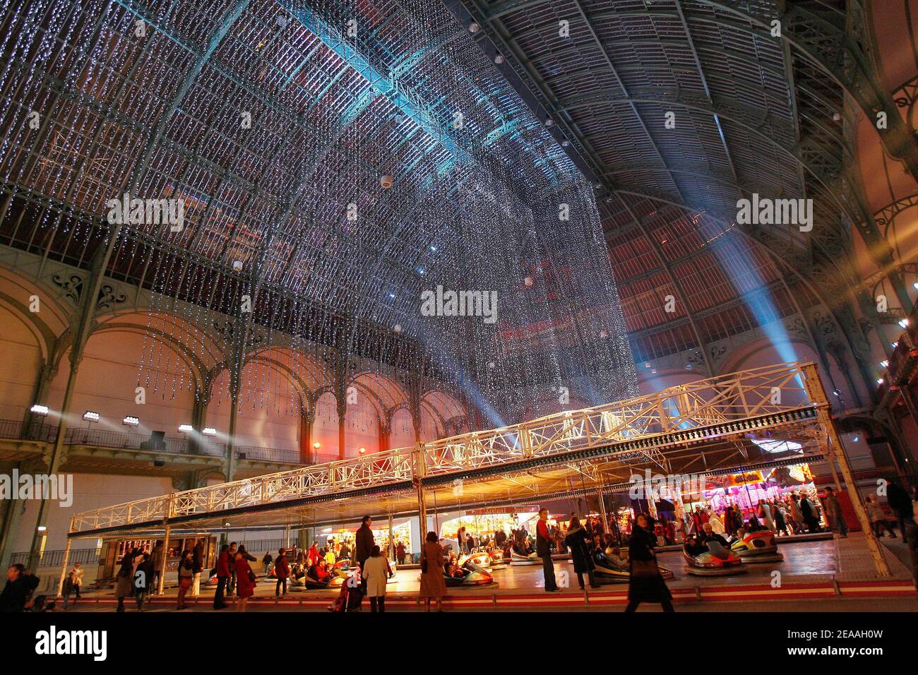 Im Grand Palais sind nur wenige Attraktionen und Zirkus für die Eröffnung der Veranstaltung "Jours de Fetes" am 14. Dezember 2005 in Paris, Frankreich, eingerichtet. ( 15. dez - 02. jan) Foto von Mehdi Taamallah/ABACAPRESS.COM Stockfoto
