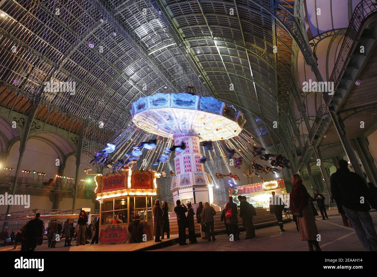 Im Grand Palais sind nur wenige Attraktionen und Zirkus für die Eröffnung der Veranstaltung "Jours de Fetes" am 14. Dezember 2005 in Paris, Frankreich, eingerichtet. ( 15. dez - 02. jan) Foto von Mehdi Taamallah/ABACAPRESS.COM Stockfoto