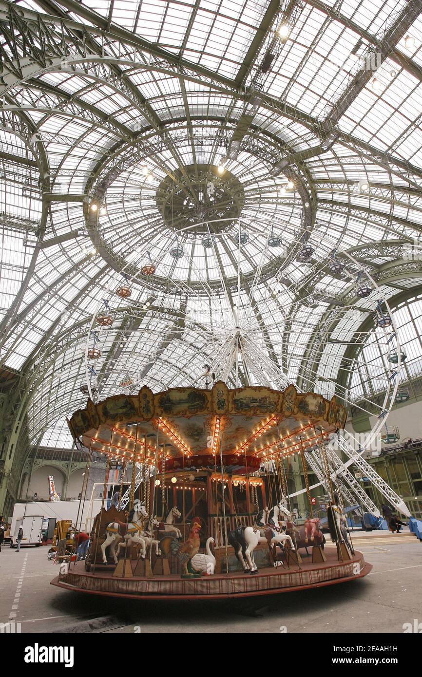 Im Grand Palais sind nur wenige Attraktionen und Zirkus für die Eröffnung der Veranstaltung "Jours de Fetes" am 14. Dezember 2005 in Paris, Frankreich, eingerichtet. ( 15. dez - 02. jan) Foto von Mehdi Taamallah/ABACAPRESS.COM Stockfoto