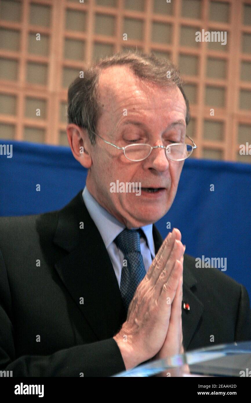 BNP Paribas Michel Pebereau hält am 14. dezember 2005 seine Rede während einer Pressekonferenz zum Thema Staatsverschuldung in Frankreich beim Finanzminister in Paris. Foto von Denis Guignebourg/ABACAPRESS.COM Stockfoto