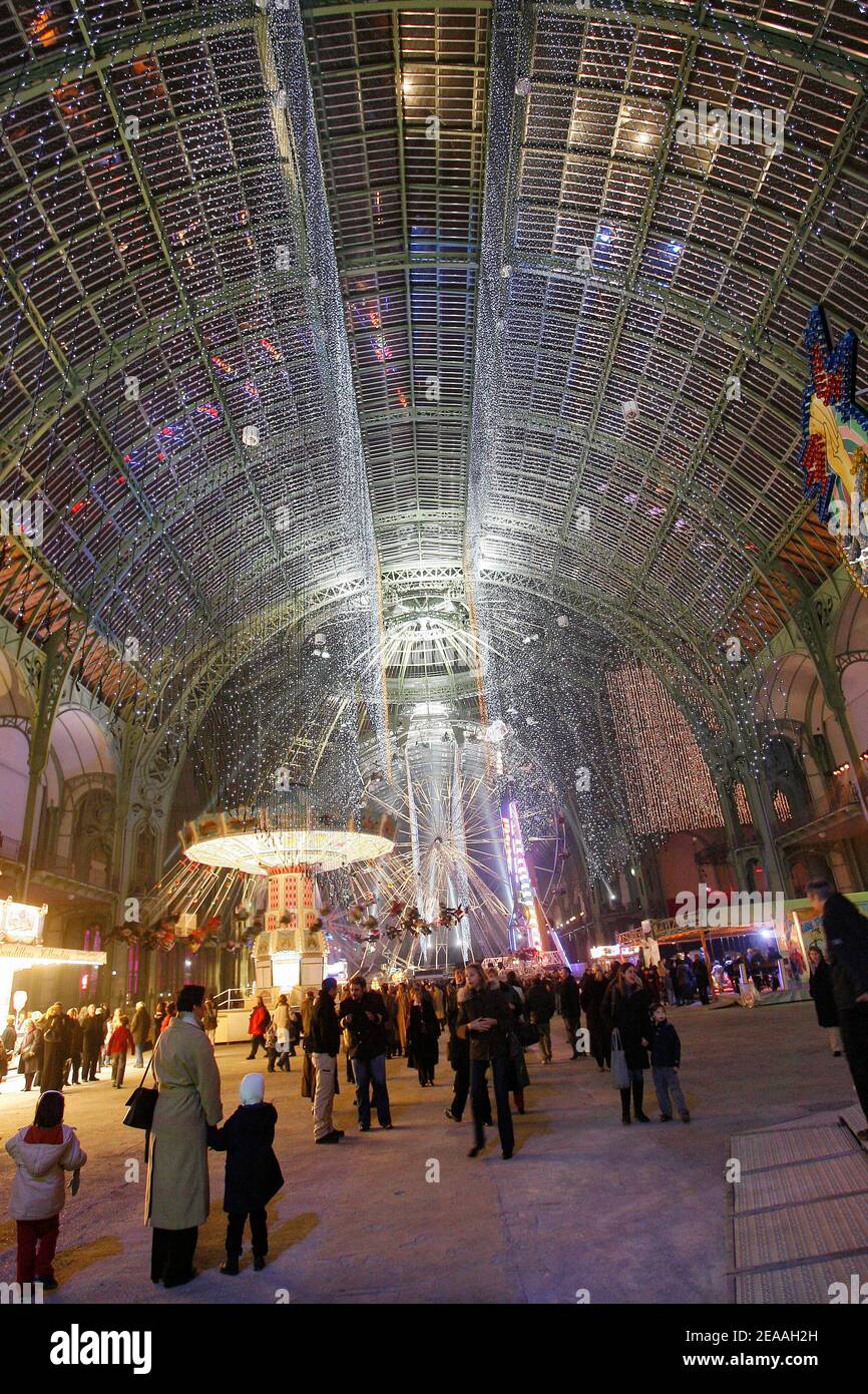 Im Grand Palais sind nur wenige Attraktionen und Zirkus für die Eröffnung der Veranstaltung "Jours de Fetes" am 14. Dezember 2005 in Paris, Frankreich, eingerichtet. ( 15. dez - 02. jan) Foto von Mehdi Taamallah/ABACAPRESS.COM Stockfoto