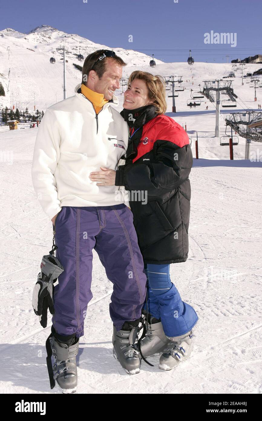 EXKLUSIV. Die französische Schauspielerin Christine Lemler und ihr Freund Anthony posieren während der "Trophäen der Kommunikation", die am 15. Dezember 2005 im Skigebiet Les Menuires in Frankreich abgehalten wurden. Foto von Laurent Zabulon/ABACAPRESS.COM Stockfoto