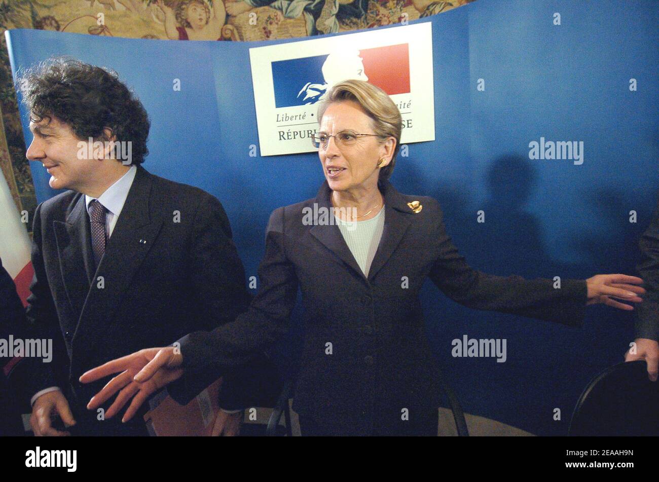 Der französische Wirtschafts-, Finanz- und Industrieminister Thierry Breton und Verteidigungsminister Michele Alliot-Marie bei einer gemeinsamen Pressekonferenz mit Denis Ranque, dem Vorsitzenden und CEO von Thales, und Jean-Marie Poimboeuf, dem Vorsitzenden und CEO von DCN, im Hotel de Brienne in Paris am 15. Dezember 2005. Die Leiter von Thales und DCN sowie die Minister Breton und Alliot-Marie unterzeichneten eine gemeinsame Absichtserklärung, um das französische Schiffsgeschäft von Thales und DCN innerhalb von DCN zu bündeln und eine 25-prozentige Beteiligung an DCN durch Thales zu erhalten. Foto von Bruno Klein/ABACAPRESS.COM Stockfoto